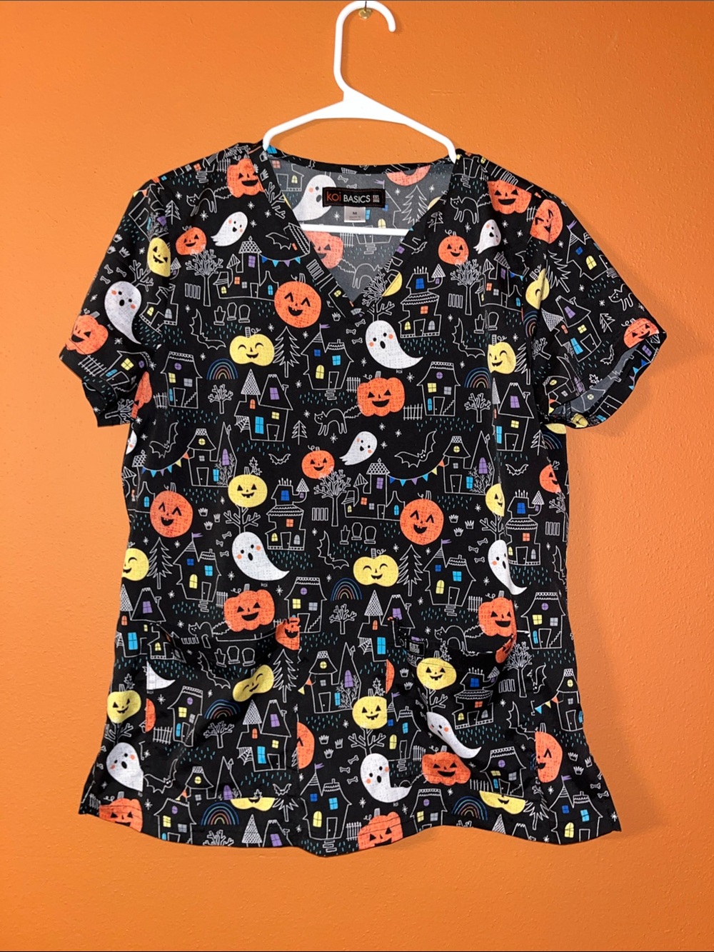 Koi basics Halloween scrub top size M  👻🎃